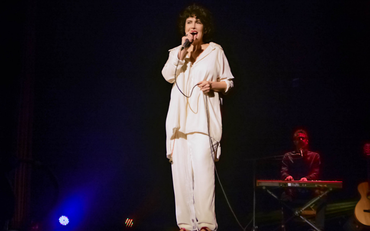 Adriana Calcanhoto se apresenta na Zona Sul do Rio