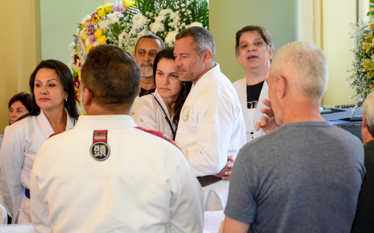 Kyra Gracie recebe o carinho de Malvino Salvador durante vel&oacute;rio do av&ocirc;