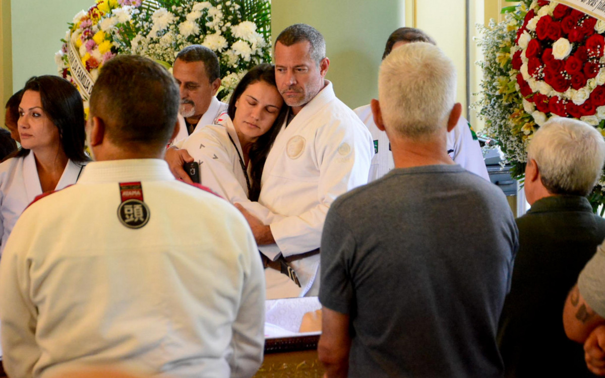 Kyra Gracie recebe o carinho de Malvino Salvador durante vel&oacute;rio do av&ocirc;
