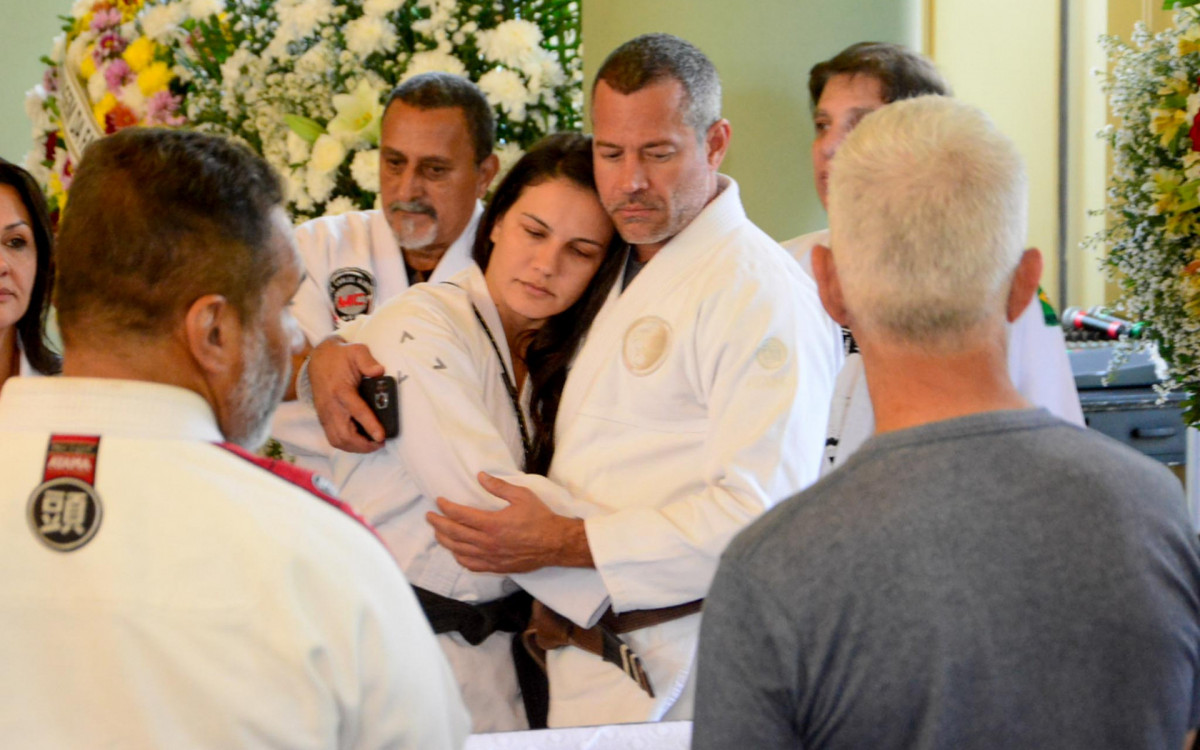 Kyra Gracie com Malvino Salvador durante o vel&oacute;rio do av&ocirc;