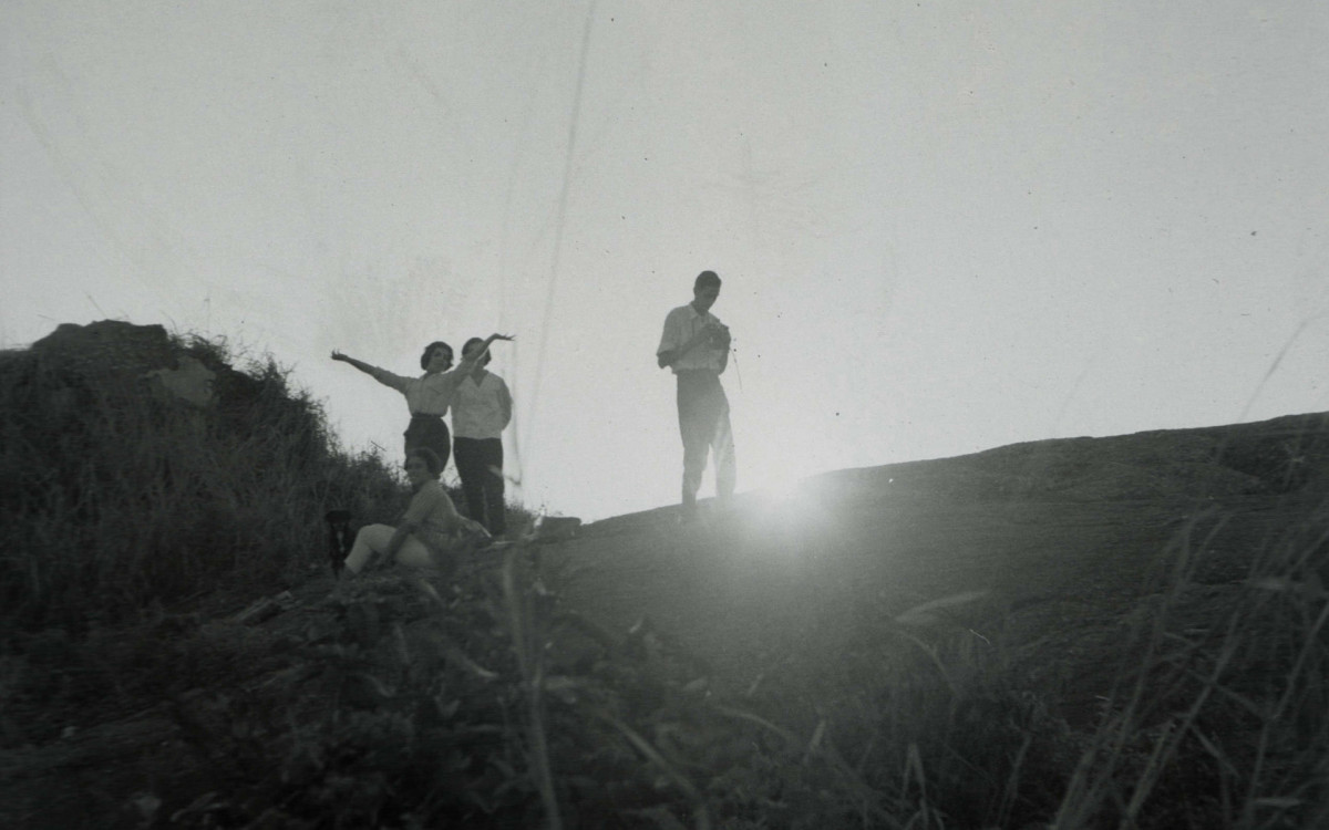 Foto do grupo de amigos e escaladores denominado de 'Os Excursionistas', em foto no Morro dos Cabritos, entre Copacabana e Lagoa, em 1952 - Acervo Rafael Cosme
