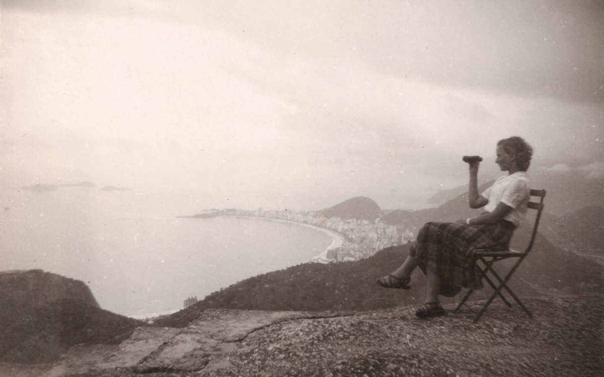 Uma das integrantes do grupo de escaladores denominado de 'Os Excursionistas', no Morro da Babilônia, em 1949 - Acervo Rafael Cosme