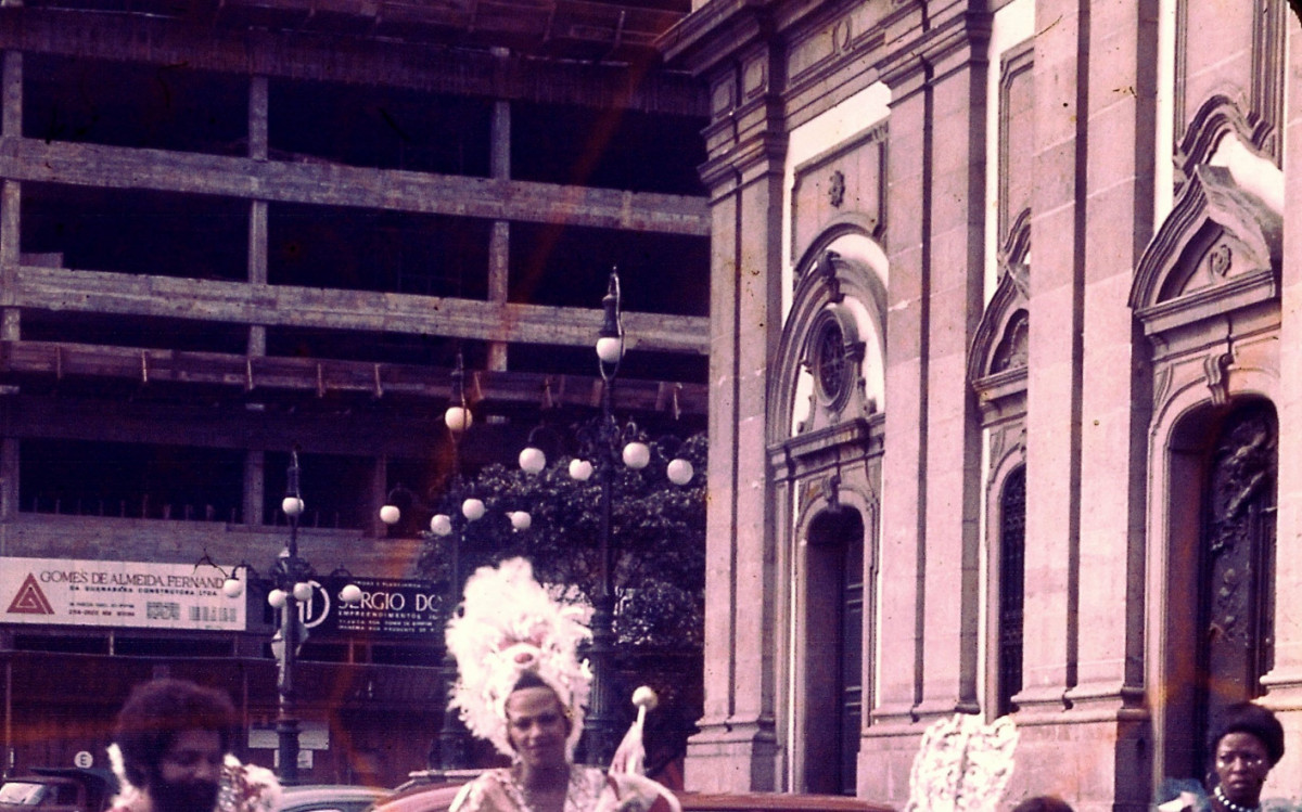 Mulher fantasiada indo para a concentração da Salgueiro, no início dos anos 70. A criança que a acompanha é, hoje, um dos diretores culturais da escola de samba - Acervo Rafael Cosme