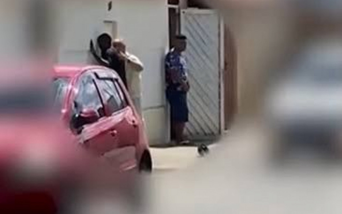 Rapaz negro é abordado e agredido por homem em rua em São Paulo - Reprodução: vídeo