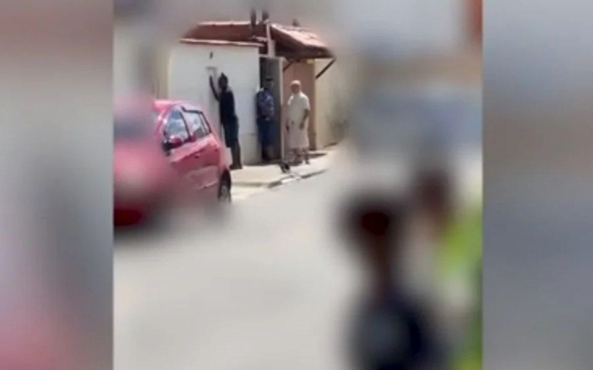 Rapaz negro é abordado e agredido por homem em rua em São Paulo - Reprodução: vídeo