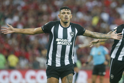 Ídolo do Botafogo rasga elogios a Tiquinho: 'É o 9 que os torcedores esperavam'