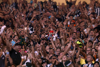 Recipientes de vidro com os dias contados nos estádios