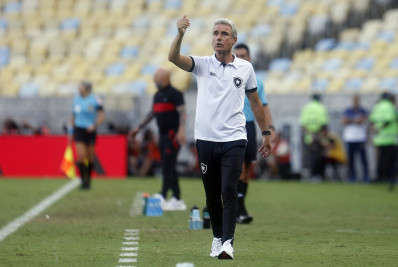Castro explica estratégia do Botafogo e revela: 'Jogo foi correndo à feição dentro daquilo que tínhamos planejado'