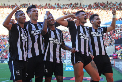 Em clássico emocionante, Botafogo vence o Flamengo e assume a liderança do Brasileirão