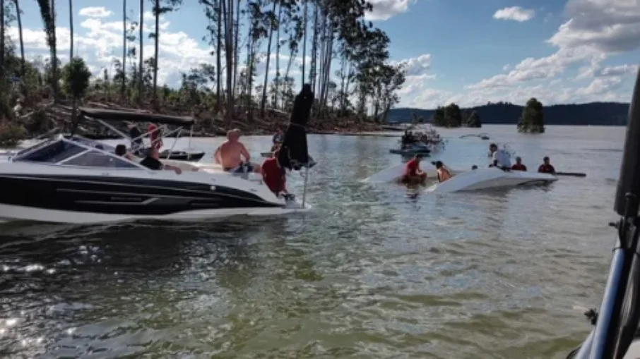 Queda de hidroavião em represa mata duas pessoas em Bragança Paulista