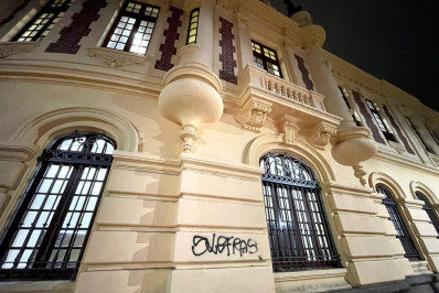 Dupla é presa após pichar delegacia do Catete