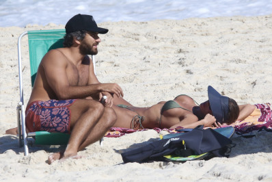 Deborah Secco curte dia de sol ao lado do marido no Rio