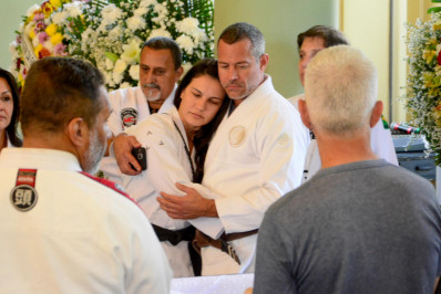 Familiares e amigos se despedem de Robson Gracie no Rio
