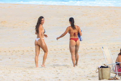 Ex de Cauã Reymond, Mariana Goldfarb, curte praia com Mari Saad no Rio