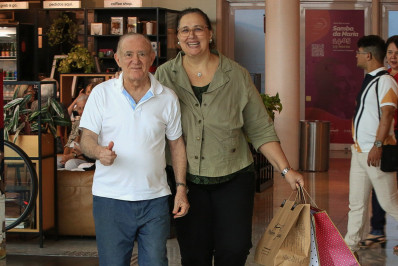 Aos 88 anos, Renato Aragão passeia com a mulher em shopping do Rio