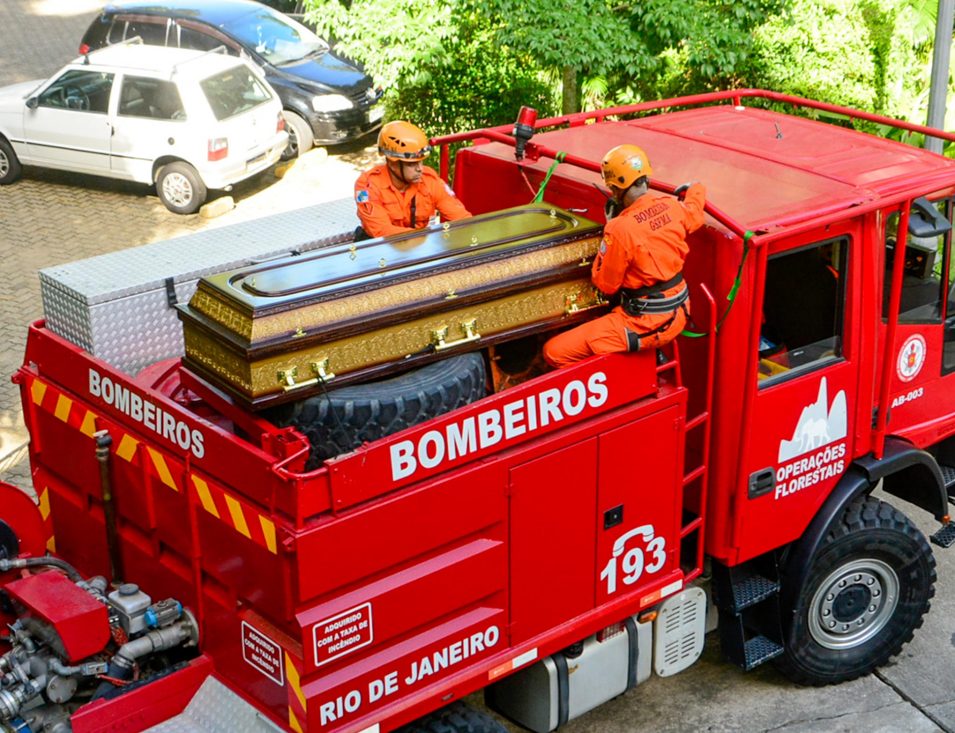 Caixão de Robson Gracie deixou o Palácio da Cidade e seguiu para o cemitério São João Batista onde o lutador foi sepultado - Webert Belicio - Agnews  