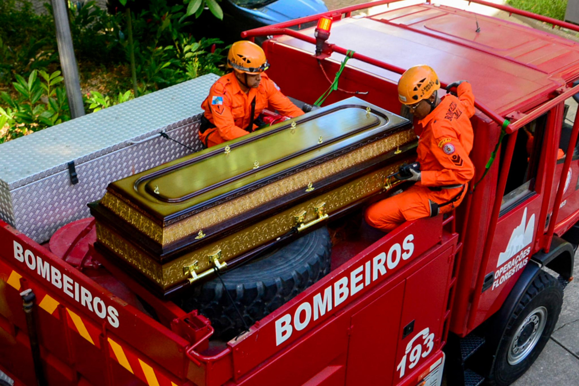 Caixão de Robson Gracie deixou o Palácio da Cidade e seguiu para o cemitério São João Batista onde o lutador foi sepultado - Webert Belicio - Agnews  