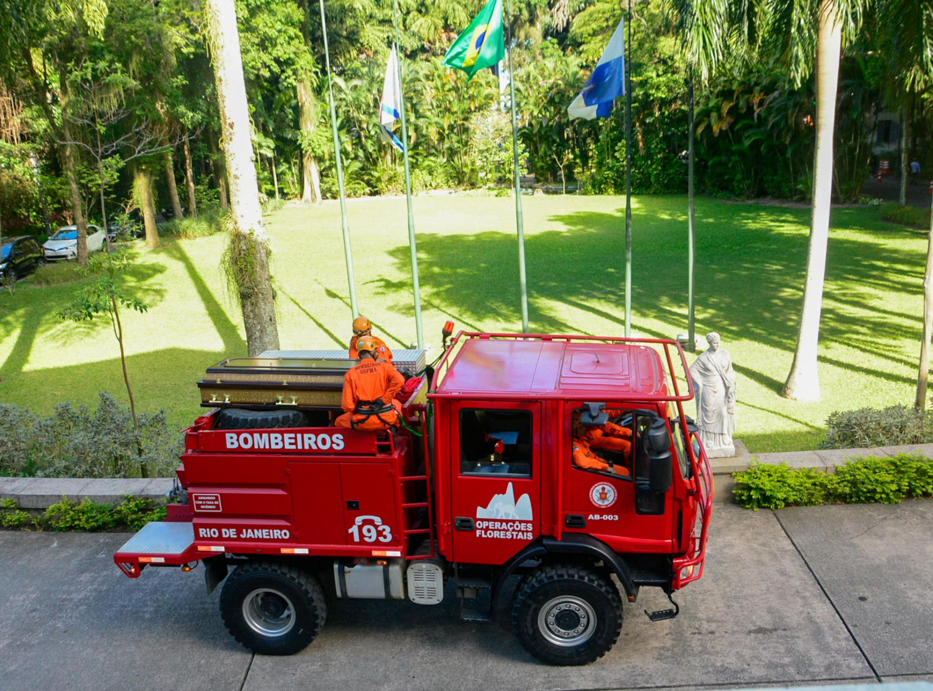 Caixão de Robson Gracie deixou o Palácio da Cidade e seguiu para o cemitério São João Batista onde o lutador foi sepultado - Webert Belicio - Agnews  