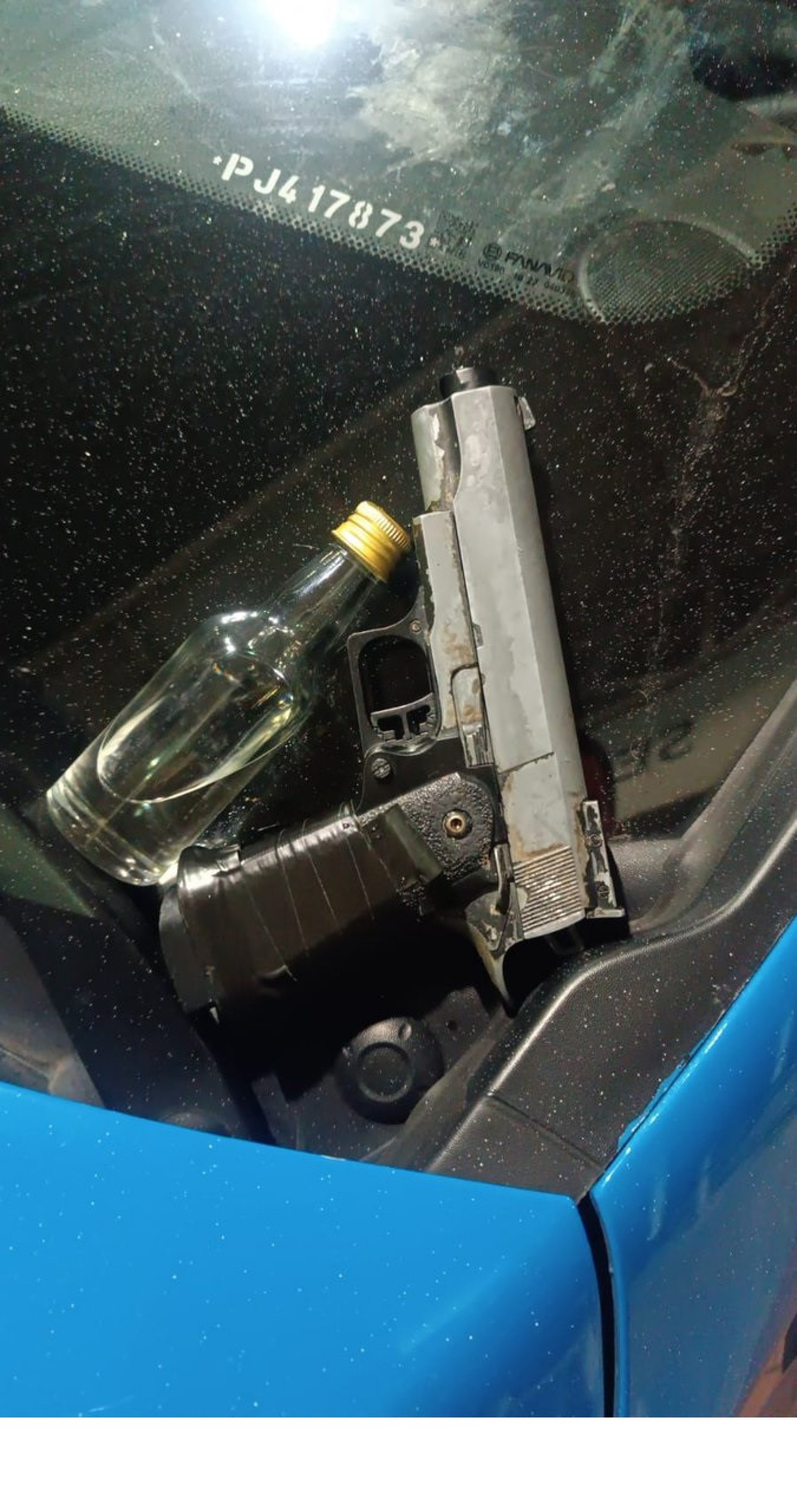 Um simulacro de pistola e um frasco de "Cheirinho da Lol&oacute;" foram encontrados com os adolescentes em Engenho de Dentro