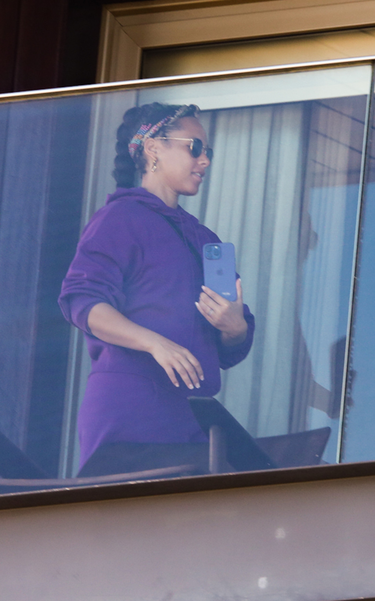 Alicia Keys na varanda de um hotel de luxo no Rio