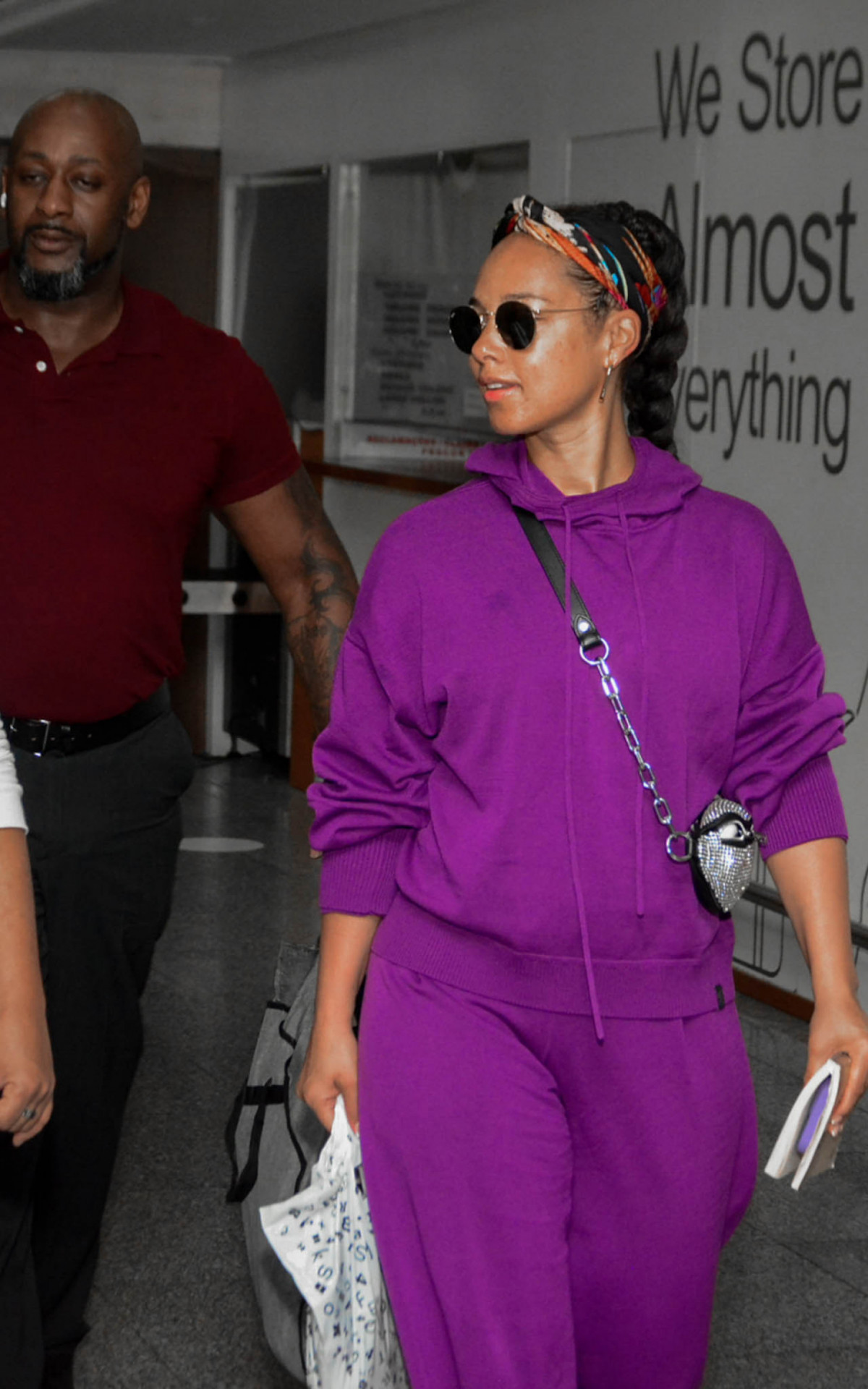 Alicia Keys desembarca no aeroporto do Galeão 