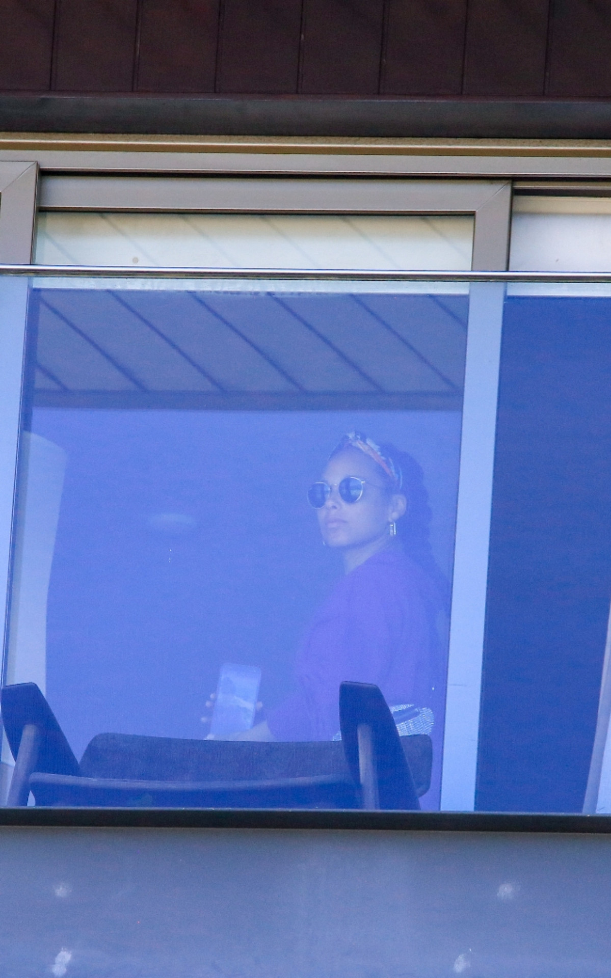 Alicia Keys na varanda de um hotel de luxo no Rio