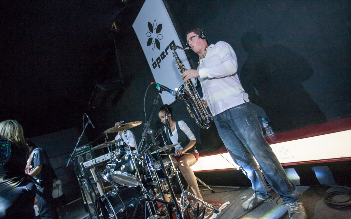 Zavarize fez curso técnico em saxofone e aos 22 anos entrou no curso de Licenciatura em Música, quando no primeiro ano de faculdade foi pego pela fotografia