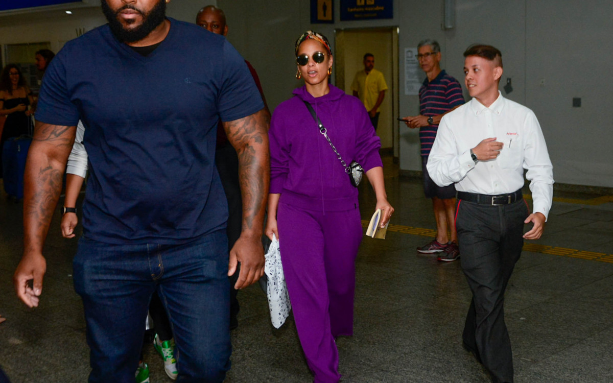 Alicia Keys desembarca no aeroporto do Galeão 
