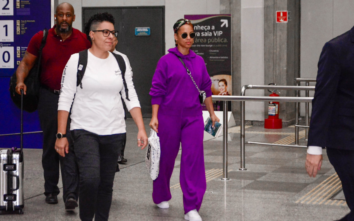 Alicia Keys desembarca no aeroporto do Galeão 