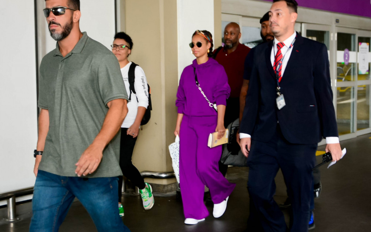 Alicia Keys desembarca no aeroporto do Galeão 