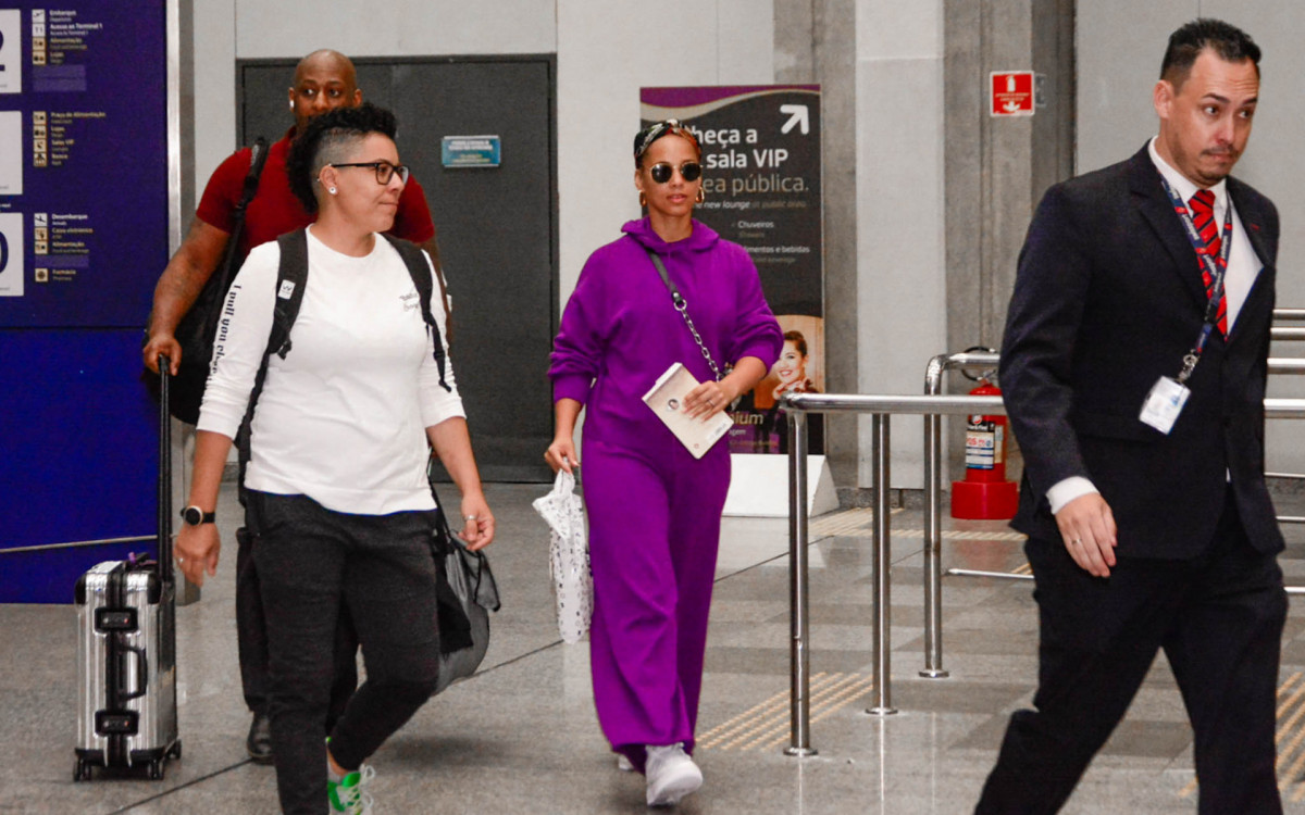 Alicia Keys desembarca no aeroporto do Galeão 