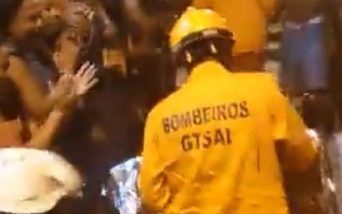 Desabamento de uma casa de três pavimentos aconteceu no Morro da Cotia, no Complexo do Lins