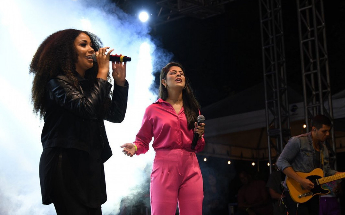 Paola Carla e Quesia Gomes cantam juntas em Guapimirim