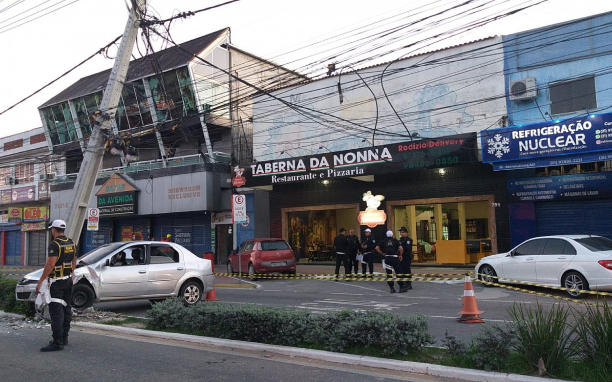 Poste prestes a cair ap&oacute;s colis&atilde;o de um carro