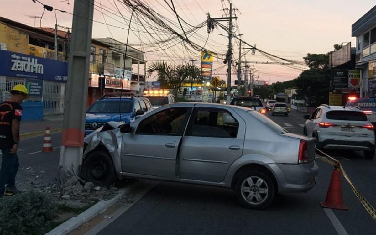 Motorista bate carro em poste no centro de Maricá - Foto: Enviada por leitor