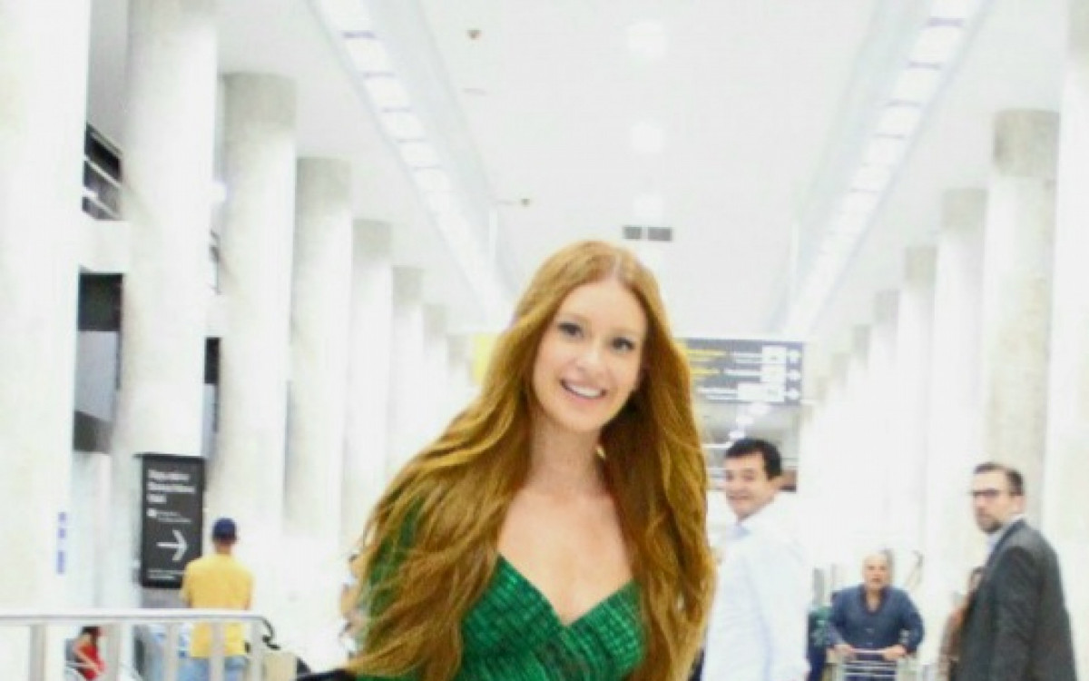 ​Marina Ruy Barbosa desembarcou no Santos Dumont, no Rio, na noite deste domingo
