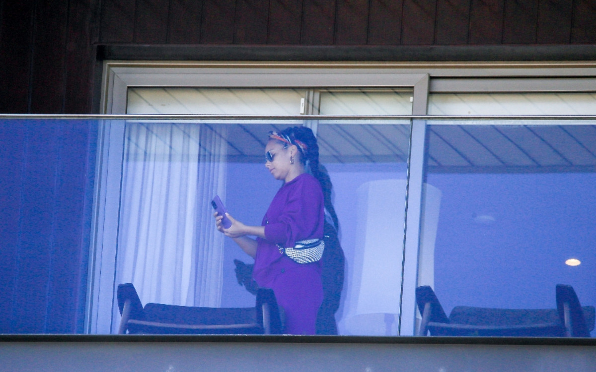 Alicia Keys na varanda de um hotel de luxo no Rio