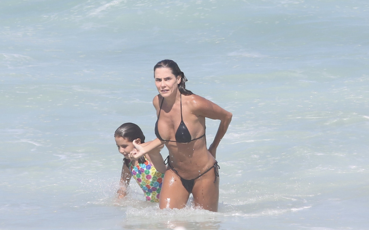 Deborah Secco e a filha, Maria Flor, na praia da Barra da Tijuca