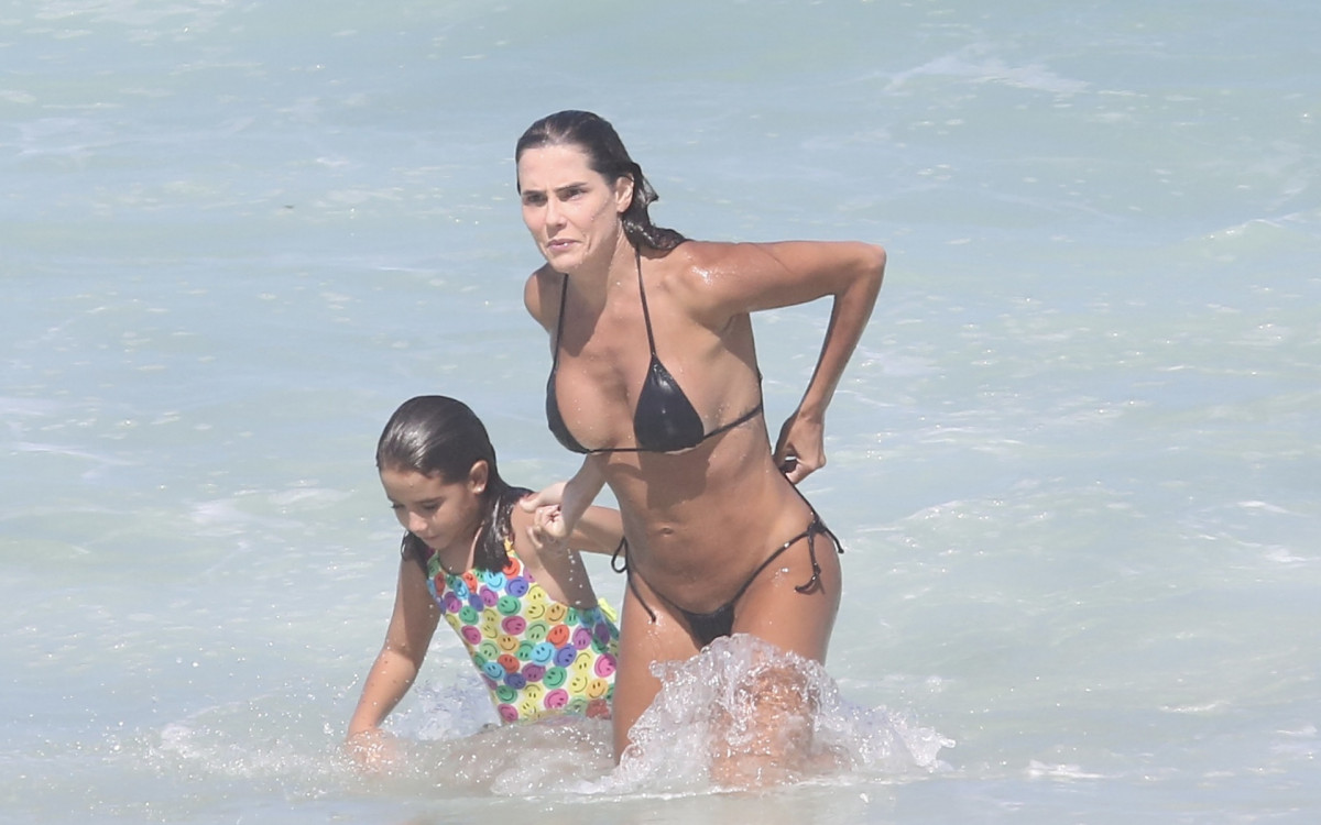  Deborah Secco e a filha, Maria Flor, na praia da Barra da Tijuca