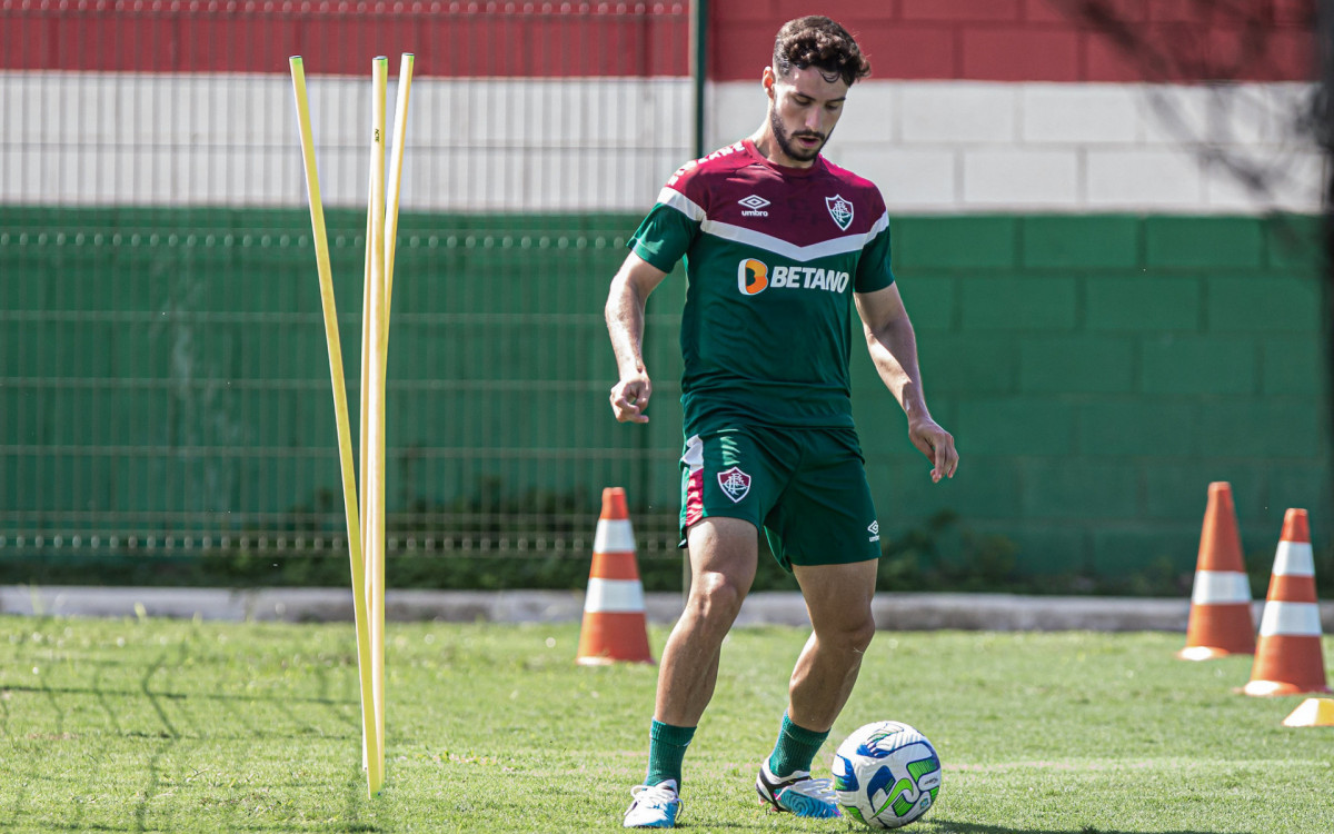 Sem ainda trabalhar com o grupo, Martinelli fez uma atividade com bola no treino do Fluminense 