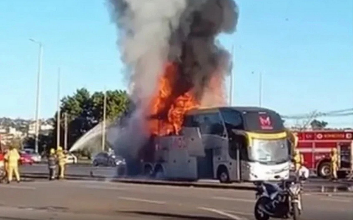 Ônibus do Polivalente, equipe feminina de futebol, pegou fogo em Brasília