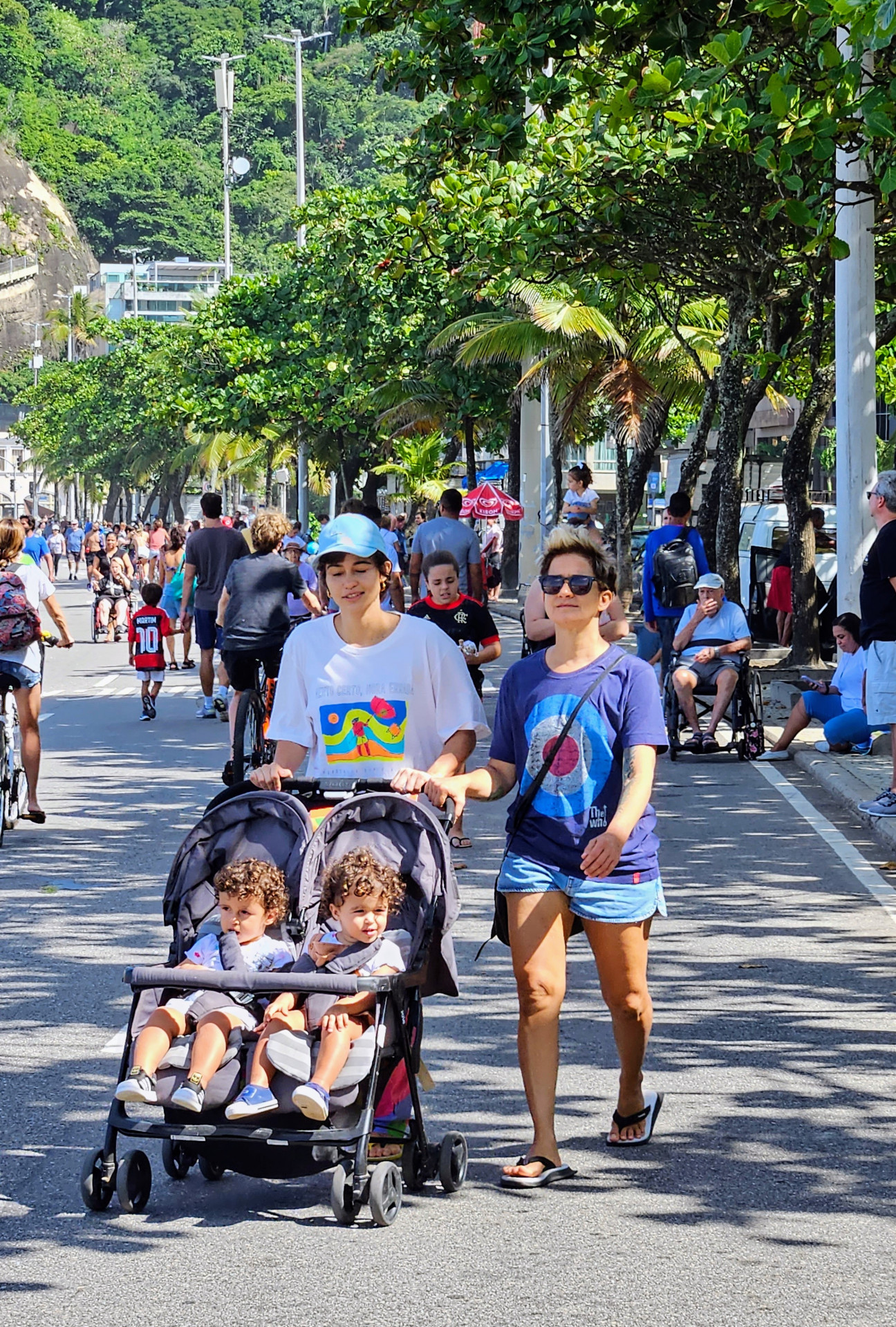 Nanda Costa e Lan Lanh passeiam com as filhas gêmeas  - Dan Delmiro/ Agnews