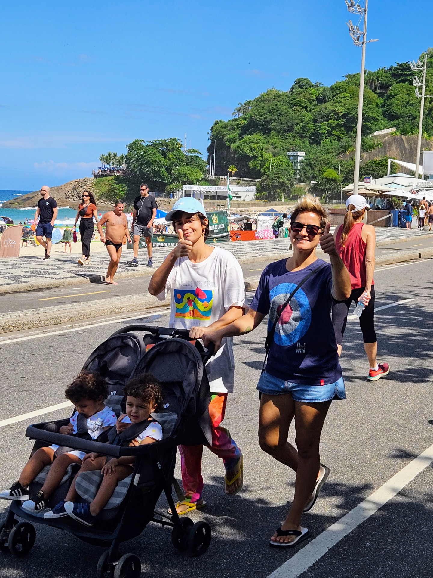 Nanda Costa e Lan Lanh passeiam com as filhas gêmeas  - Dan Delmiro/ Agnews