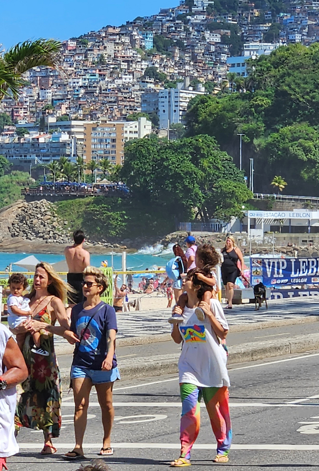 Nanda Costa e Lan Lanh passeiam com as filhas gêmeas  - Dan Delmiro/ Agnews