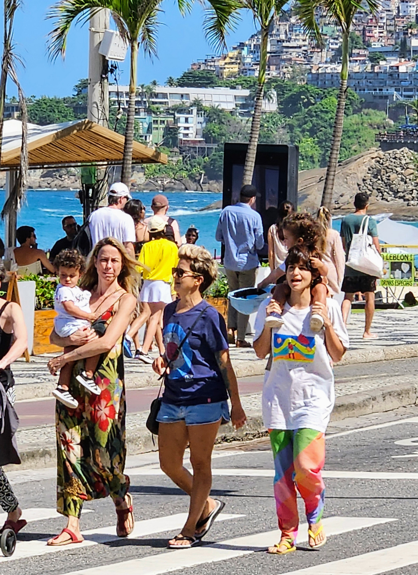 Nanda Costa e Lan Lanh passeiam com as filhas gêmeas  - Dan Delmiro/ Agnews