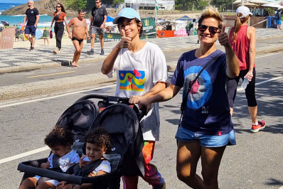 Nanda Costa passeia com a família na Zona Sul do Rio