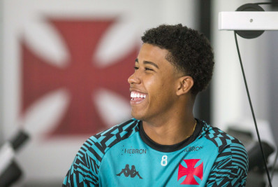 Andrey Santos exalta trabalho de Mauricio Barbieri no Vasco: 'Muito inteligente'