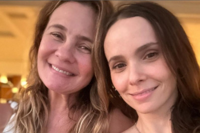 Débora Falabella posa ao lado de Adriana Esteves e internautas vibram