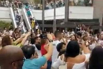 Integrantes de religiões de matriz africana fazem 'flashmob' em shopping; vídeo viraliza nas redes 