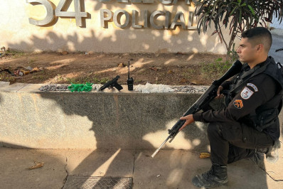 PM apreende drogas e pistola após confronto com dois suspeitos presos em Belford Roxo